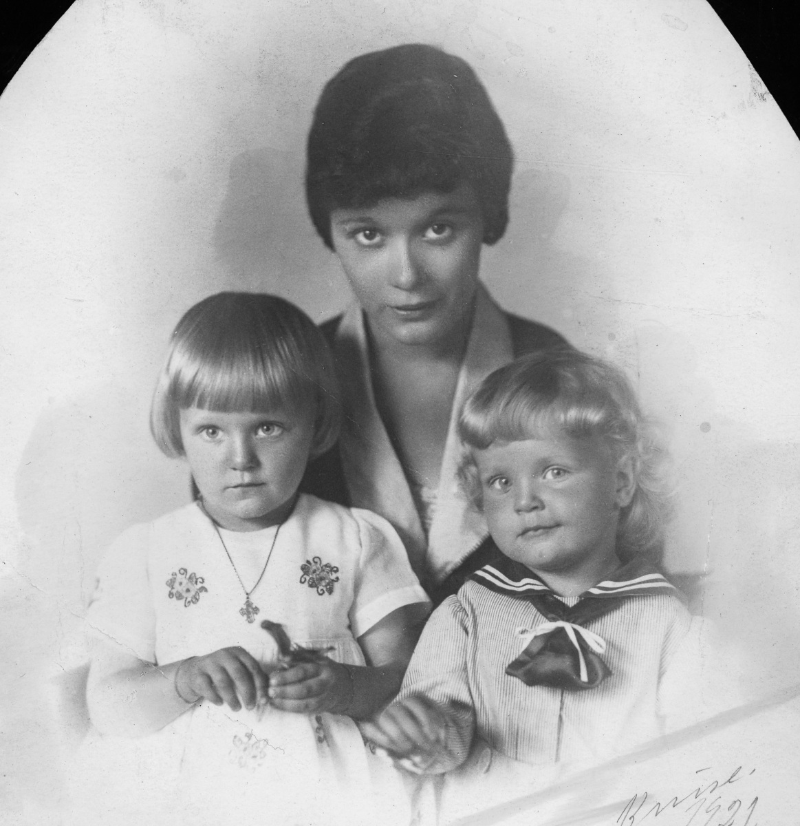 Grethe Mogensen med børnene Lilly og Jens Ancher, 1921.