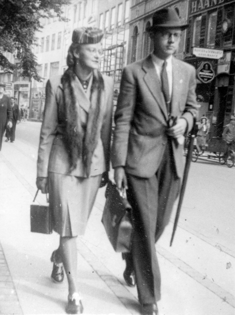 Lilly Mogensen og Torben Becker, Grønningen, København, august 1943
